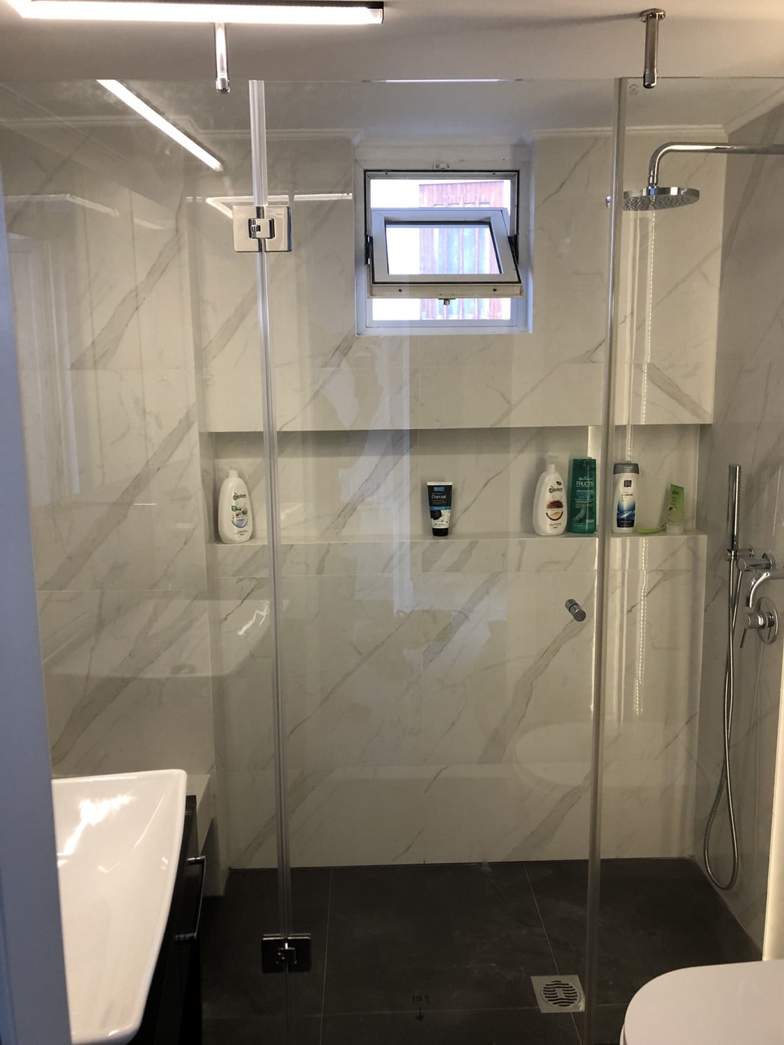 Ανοιγόμενη ντουζιέρα 28