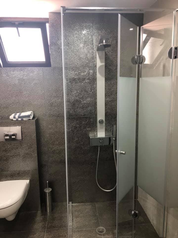 Ντουζιέρα σπαστή 10